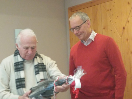 Herr Höll übergibt Herrn Kailer ein Geschenk
