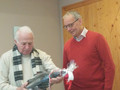 Herr Höll übergibt Herrn Kailer ein Geschenk