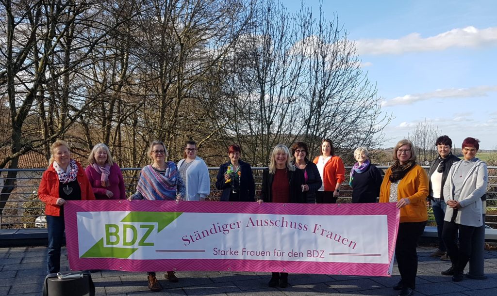 Bis 1958 durften Frauen ohne die Einwilligung ihres Ehemanns kein eigenes Bankkonto eröffnen; bis 1977 nicht ohne seine Erlaubnis arbeiten. Heute sind solche Zustände zum Glück kaum mehr vorstellbar. Aber es war ein langer Weg, auf dem sich Frauen ihre heutigen Rechte erkämpft haben. Diese sind 
