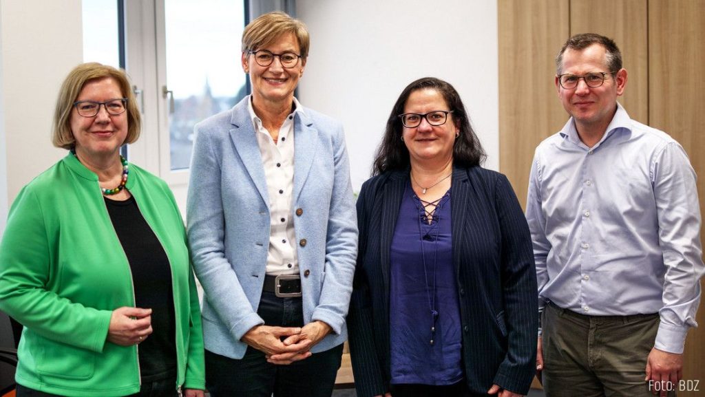 Die stellv. BDZ-Bundesvorsitzende, Kati Müller, besuchte die Personalteilversammlungen des Bundeszentralamtes für Steuern (BZSt). Der BDZ war somit als einzige Gewerkschaft bei den Personalversammlungen des BZSt mit Gastbeiträgen zu gegen. In einem Arbeitsgespräch mit der Präsidentin wurden Möglichkeiten zum Umgang mit der prekären Haushaltslage erörtert.