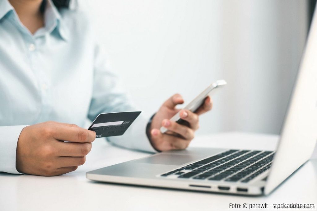 Es ist so weit: Zum 1. Juli 2021 greifen die Regelungen des Mehrwertsteuer-Digitalpakets. Damit gehen weitreichende und komplexe Änderungen im Bereich des E-Commerce einher. Die Zollverwaltung rechnet mit mehr als 100 Millionen zusätzlichen Zollanmeldungen pro Jahr. Doch die Unterstützung der Zollabfertigung bleibt vorerst aus. Das in Aussicht gestellte IT-Fachverfahren ATLAS-IMPOST wird voraussichtlich erst zum 15. Januar 2022 in Betrieb gehen – übergangsweise soll die Allzweckwaffe „mit Mitteln der Bürokommunikation“ zur Bewältigung dieser Massenverfahren zum Einsatz kommen.