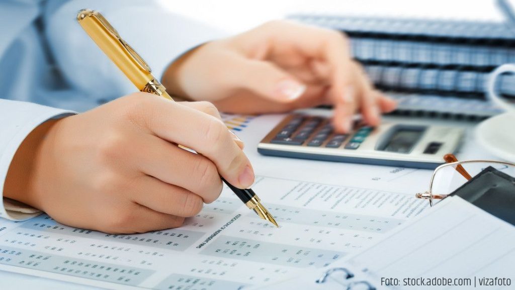 Die Umsetzung der Rechtsprechung des Bundesverfassungsgerichts zur amtsangemessenen Alimentation für die Bundebeamtinnen und -beamten lässt weiter auf sich warten. Vor dem Hintergrund der fortgesetzten Verzögerungen und der aktuellen Regierungskrise hat der BDZ das Bundesfinanzministerium (BMF) um Klarstellung gebeten, ob die Betroffenen ihren Anspruch auf eine amtsangemessene Alimentation mit Widersprüchen gegen ihre Besoldung bzw. Versorgung geltend machen müssen oder ob sie das Gesetzgebungsverfahren abwarten können.