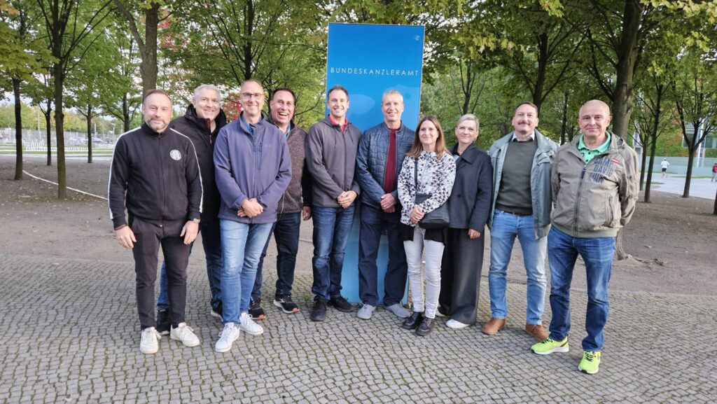 Diesmal tagte der Ständige Fachausschuss (StFA) Sicherheitsaufgaben des BDZ vom 23.09. bis 25.09.25 in Berlin. Im Zusammenhang mit der Tagung nahm der StFA auch am Zollforum 2025 am 24.09.25 teil, welches unter dem Leitthema „Sicherheit durch Kooperation – Zoll zwischen Kontrollen und Vertrauen“ in der Hauptstadt veranstaltet wurde.