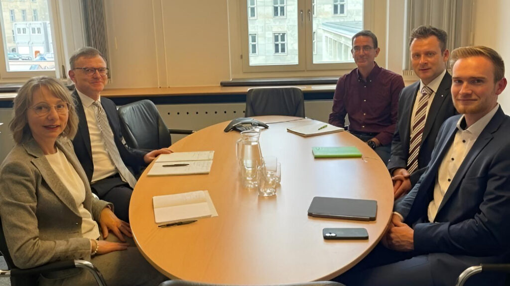 Um die drohende pauschale Stelleneinsparung abzuwenden, prüft das Bundesministerium der Finanzen (BMF) derzeit, das InformationsTechnikZentrum Bund (ITZBund) als Sicherheitsbehörde einzustufen. Der BDZ begrüßt diese Initiative ausdrücklich – denn das ITZBund trägt mit dem Betrieb sicherheitsrelevanter IT-Systeme maßgeblich zum Schutz vor Cyberangriffen bei und darf nicht durch Sparzwänge geschwächt werden.