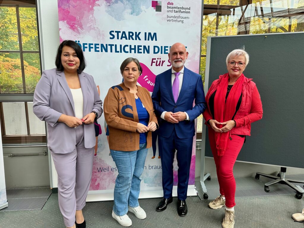 Auf der Hauptversammlung der dbb frauen in Potsdam am 10. Oktober 2025 hat auch Anja Bauknecht vom BDZ teilgenommen. Im Fokus standen u.a. Forderungen aus der aktuellen politischen Debatte, Teilzeitregelungen einzuschränken. Dem erteilen wir eine klare Absage.