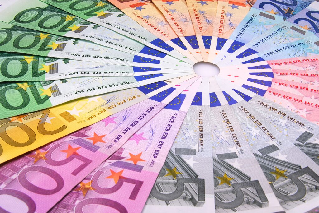 Der für November angekündigte Kabinettsentwurf eines Gesetzes, mit dem die Bundesregierung die Vorgaben des Bundesverfassungsgerichts zur amtsangemessenen Alimentation aus dem Jahr 2020 für Bundesbeamtinnen und -beamte umsetzen und das aktuelle Tarifergebnis wirkungsgleich auf sie übertragen will, lässt weiter auf sich warten. Über den von Bundesinnenminister Dobrindt in die Ressortabstimmung gegebenen Referentenentwurf konnte in der Ressortabstimmung offensichtlich noch keine Einigung erzielt werden.