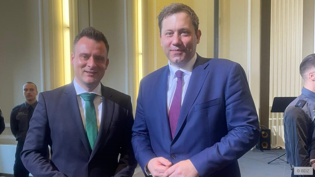 Nach der Bestenehrung der diesjährigen Laufbahnabsolventen/innen im Bundesministerium der Finanzen am 16. Dezember 2025 gibt es für die Nachwuchskräfte des Informationstechnikzentrums Bund (ITZBund) eine wichtige Botschaft: Bundesfinanzminister Lars Klingbeil sicherte dem HPR-Vorsitzenden Thomas Liebel am Rande der Veranstaltung zu, dass die 124 IT-Nachwuchskräfte beim Zoll oder dem Bundeszentralamt für Steuern (BZSt) unterkommen und dort auch in ein Beamtenverhältnis übernommen werden können. Damit wird für die betroffenen Nachwuchskräfte eine verlässliche berufliche Perspektive angeboten.