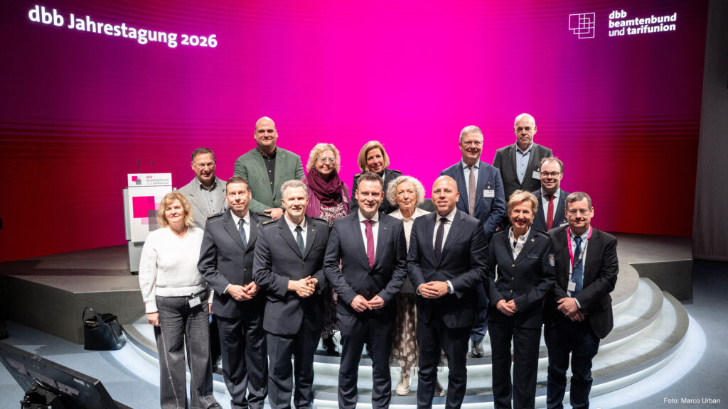 Unter dem Motto „starker Staat – krisenfest und bürgernah“ diskutierten Politik, Verwaltung und Gesellschaft vom 11. bis 13. Januar 2026 in Köln über Strategien zur Stärkung des demokratischen Rechtsstaats. Die Jahrestagung des dbb beamtenbund und tarifunion fand vor dem Hintergrund geopolitischer Konflikte, digitaler Bedrohungen, demografischer Engpässe und wachsender Zweifel an der Leistungsfähigkeit staatlicher Institutionen statt.